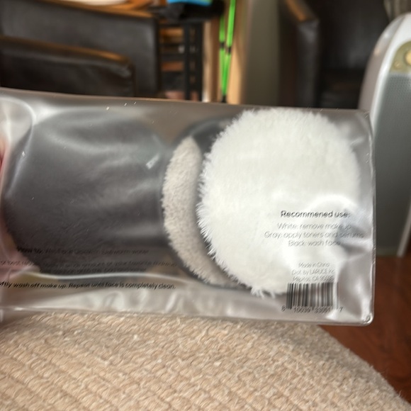 🌸Laruce Beauty FACE DISKS🌸  3 new in container. - Picture 3 of 3